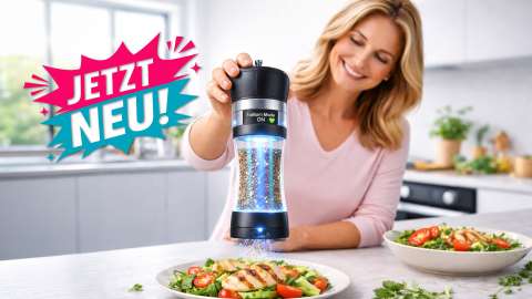 Frau würzt Salat mit modernem Ultraschall-Gewürzstreuer mit FatBurn Mode in heller Küche