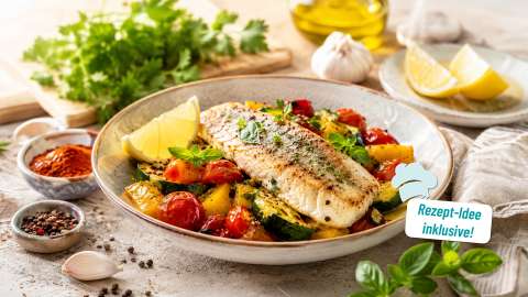 Zanderfilet mit Zucchini, Paprika, Cocktailtomaten, Kräutern und Zitrone in mediterraner Schale.