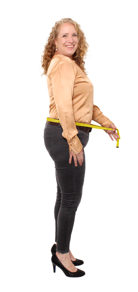 Marie-Stephanie Kolb nach ihrer easylife Therapie in seitlicher Ansicht, mit goldfarbener Bluse, schwarzer Hose und einem Maßband um den Bauch.