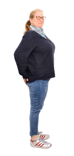 Marie-Stephanie Kolb vor ihrer easylife Therapie in seitlicher Ansicht, mit dunklem Oberteil und Jeans.