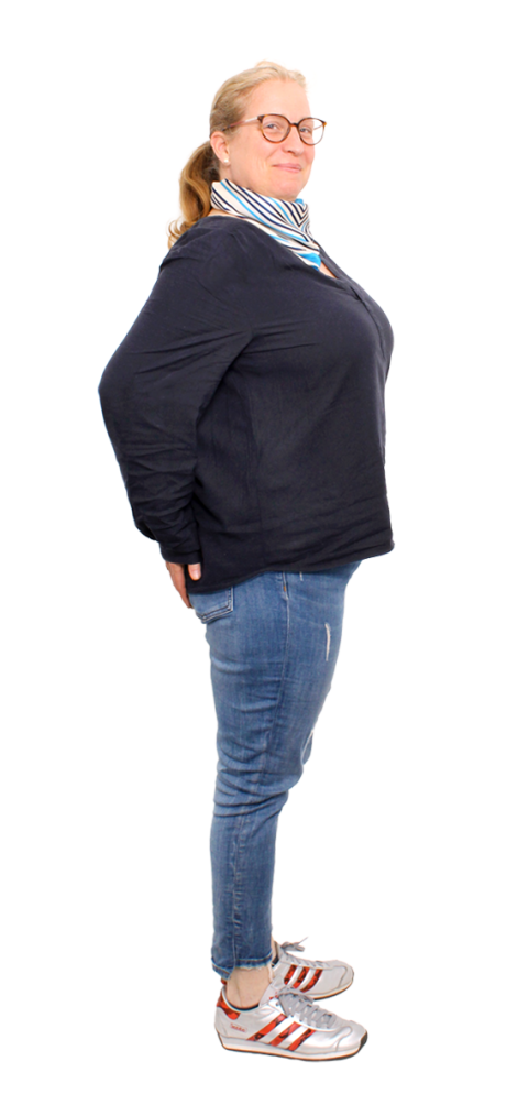 Marie-Stephanie Kolb vor ihrer easylife Therapie in seitlicher Ansicht, mit dunklem Oberteil und Jeans.