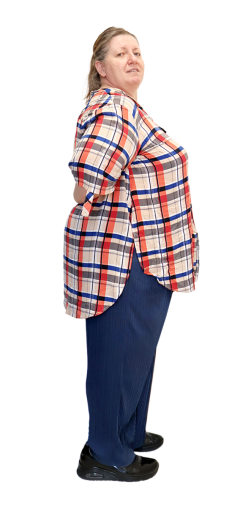 Argyroula Konstantinidou vor der easylife Therapie in einer karierten Bluse und dunkler Hose.