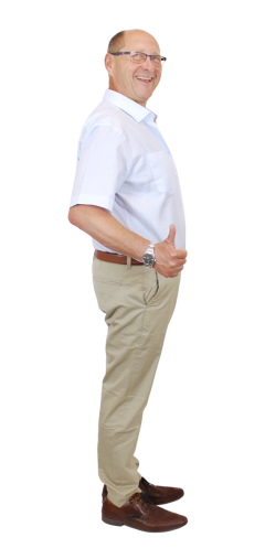 Alois Kammerer nach der Abnahme von 34 Kilo, seitlich stehend in weißem Hemd und beiger Hose mit erhobenem Daumen.