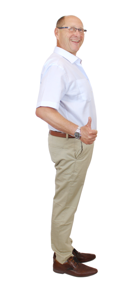 Alois Kammerer nach der Abnahme von 34 Kilo, seitlich stehend in weißem Hemd und beiger Hose mit erhobenem Daumen.