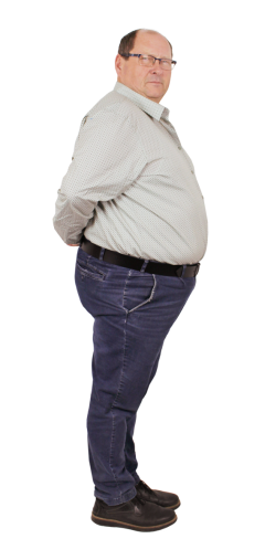 Alois Kammerer vor der easylife Therapie, seitlich stehend in gemustertem Hemd und Jeans.